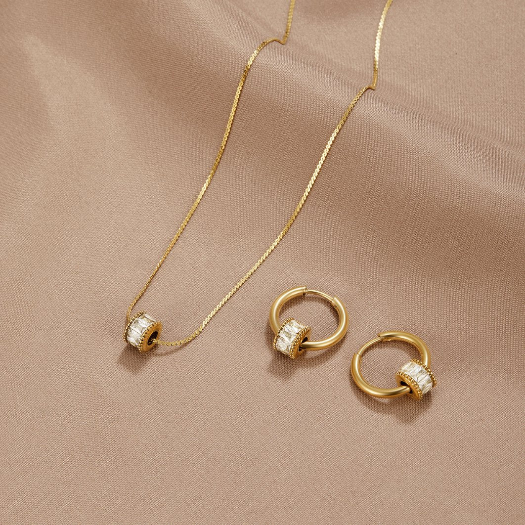 Gigi Crystal 18K Gold Necklace - Image 6